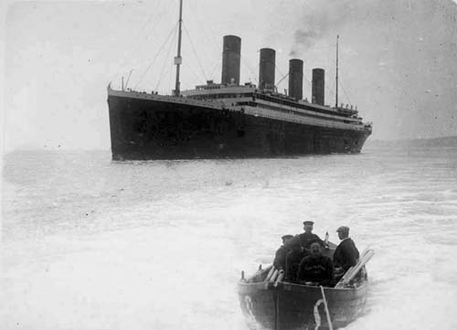 Фотография Титаника с отходящего посыльного судна.